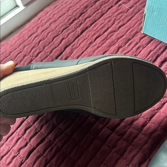 Toms Black Ankle Booties with Tan Wedge - Picture 4 of 12